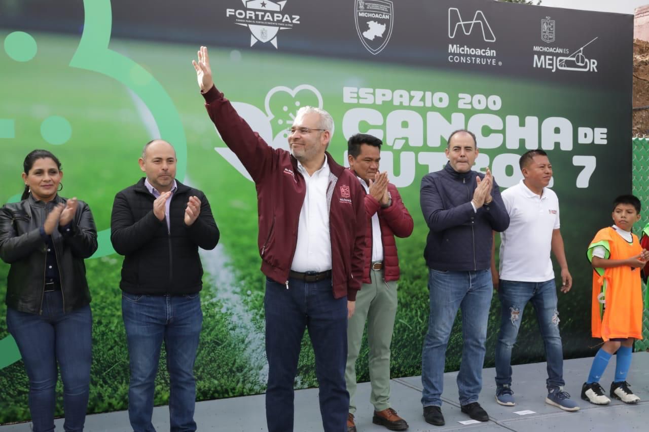 Para la prevención del delito, inaugura Bedolla cancha en Tarímbaro