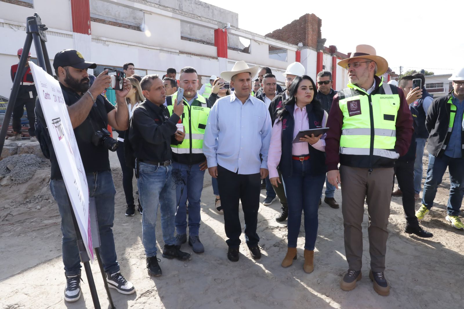 Avanza construcción del teleférico de Uruapan; Bedolla supervisa obra