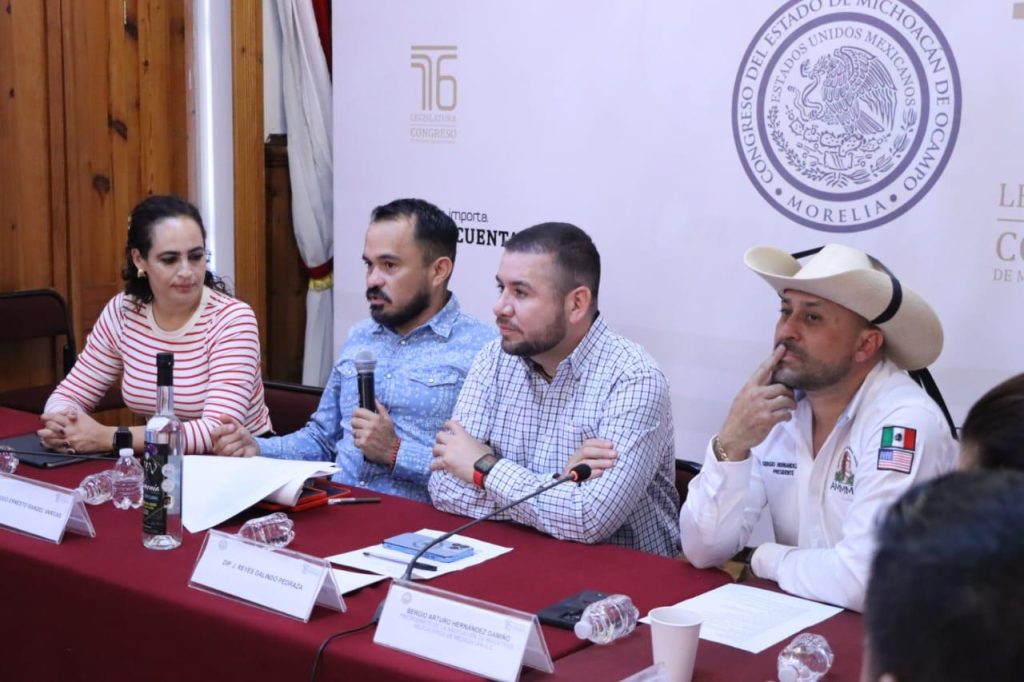 Impulsa Hugo Rangel iniciativa para mejorar producción mezcalera en Michoacán y haya mejores condiciones para el sector