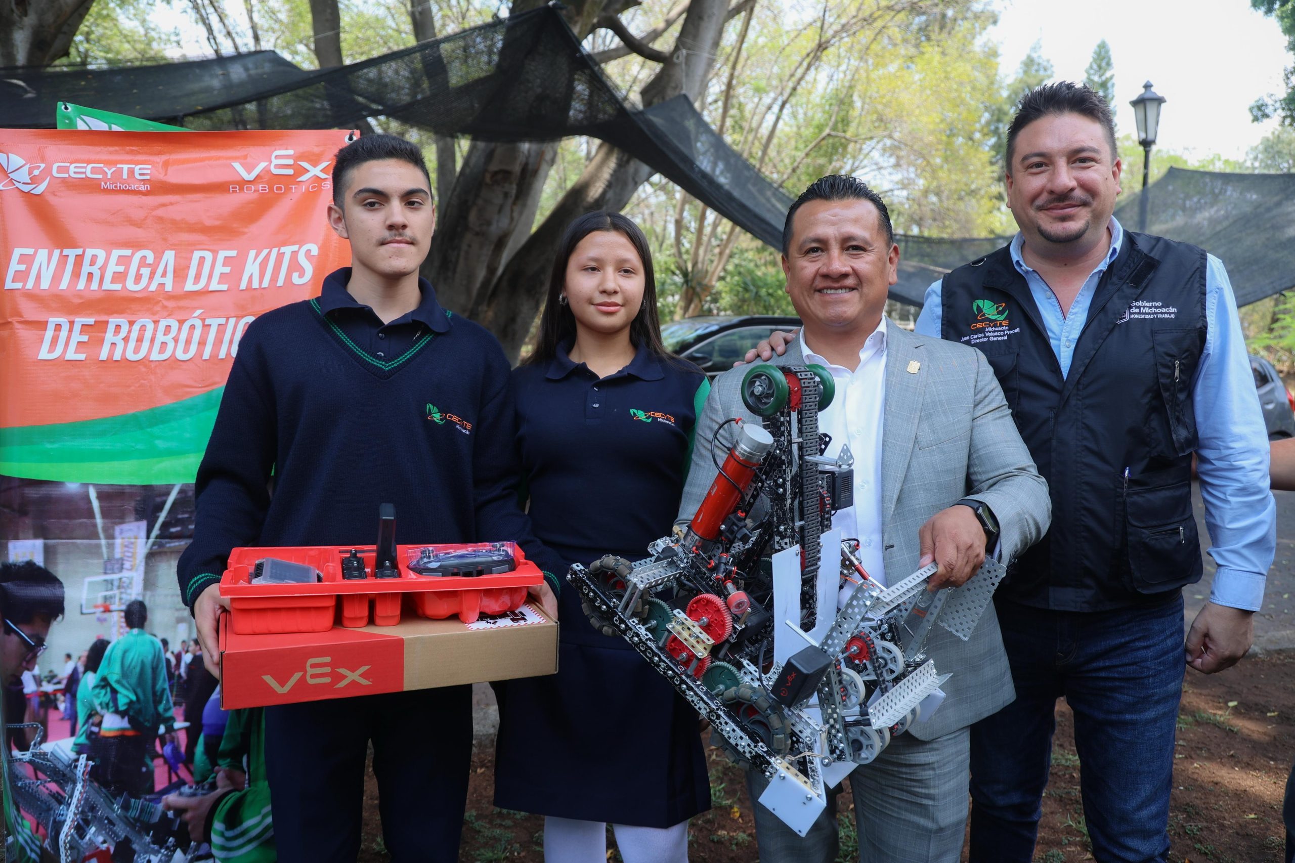 Torres Piña entrega equipo tecnológico a estudiantes del Cecytem rumbo a Mundial de Robótica