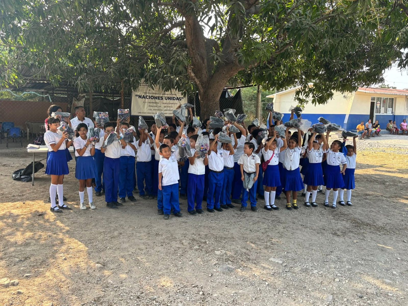 Entrega de tenis «Michoacanos» en beneficio de estudiantes en Lázaro Cárdenas