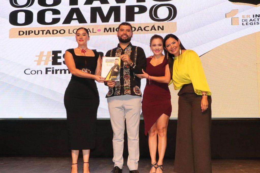 Octavio Ocampo presenta su primer informe en Zitácuaro