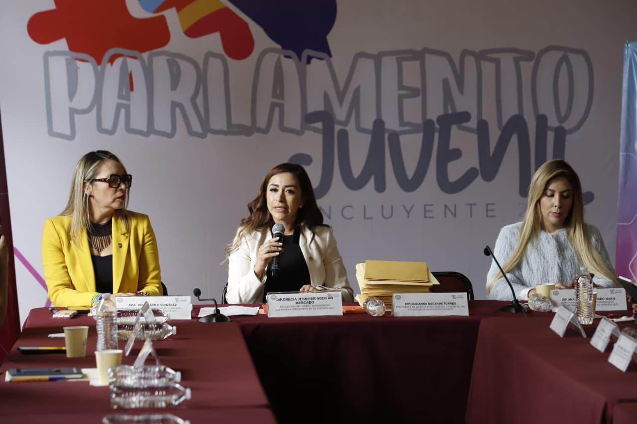Entregan expedientes con iniciativas y proyectos sociales a jurado calificador para la integración del Parlamento Juvenil 2025.