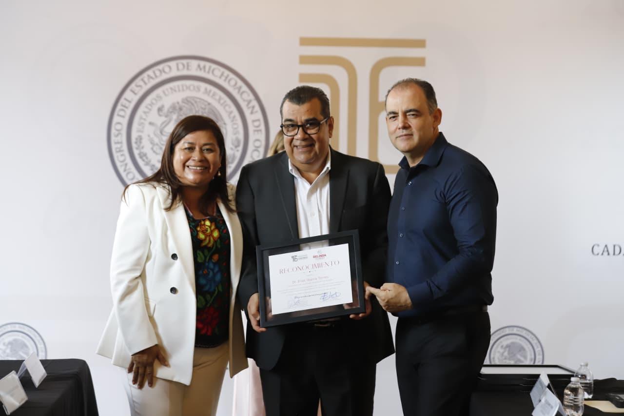 Reconoce Congreso del Estado a la Clínica de Disrafismo Espinal dirigida por el doctor Agustín Calderón Pérez