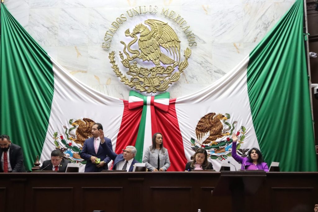 Congreso del Estado prohíbe a escuelas condicionar adquisición de uniformes, útiles o materiales educativos