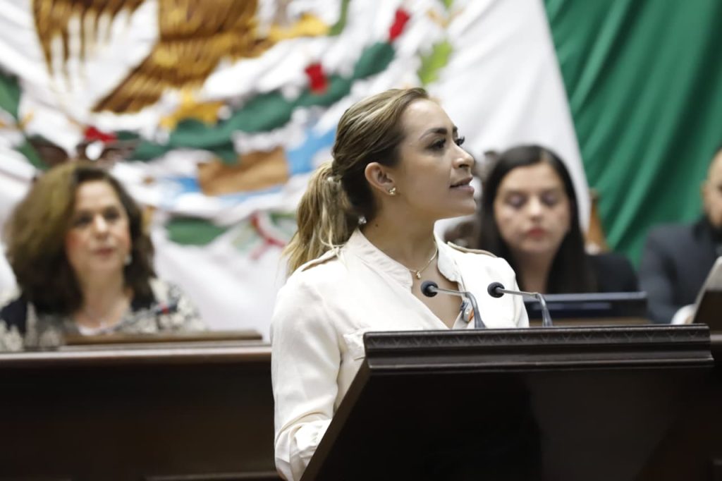 Celebra Grecia Aguilar aprobación de reforma que planteó para proteger economía de las familias y frenar abusos en escuelas