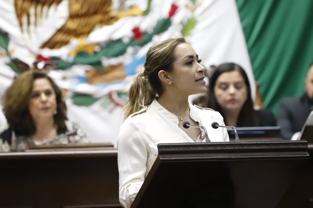 Celebra Grecia Aguilar aprobación de reforma que planteó para proteger economía de las familias y frenar abusos en escuelas