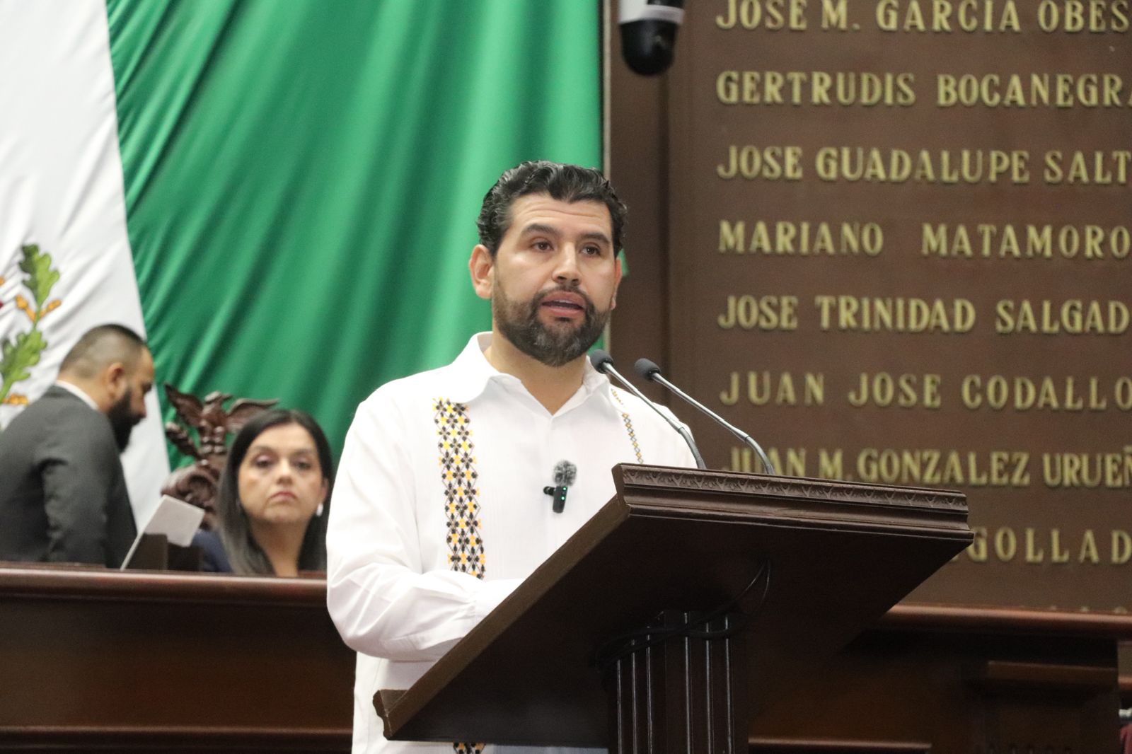 Octavio Ocampo plantea licencias parentales y sistemas de cuidados para madres trabajadoras de Michoacán