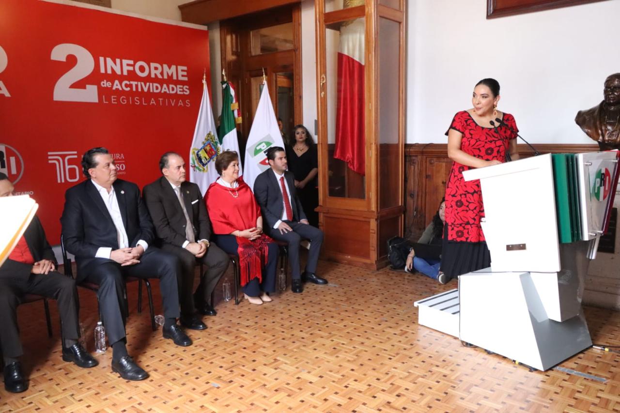 Adriana Campos Huirache reconoce a Guillermo Valencia en su Segundo Informe Legislativo